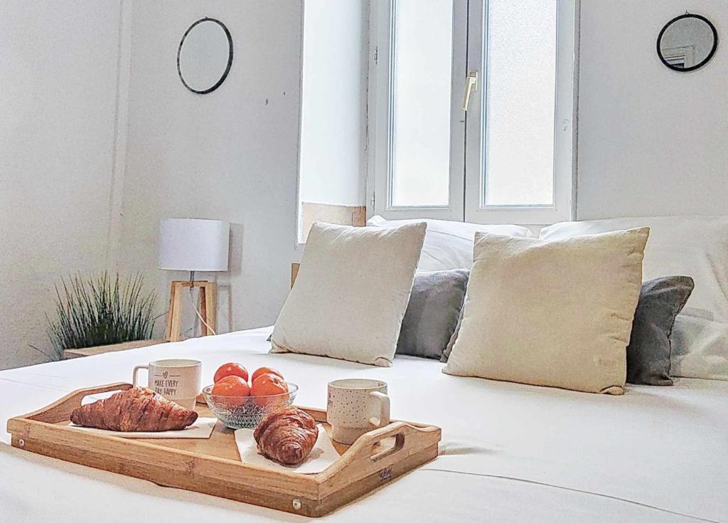 - un plateau de pain et de fruits sur le lit dans l'établissement Le Barès, à Carcassonne