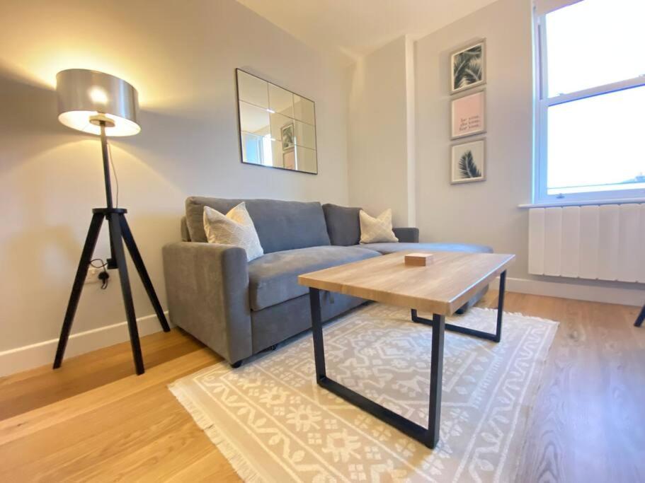 Predel za sedenje v nastanitvi Brand New Central Apartment Southampton with Parking & SuperKing Bed - Sleeps up to 4