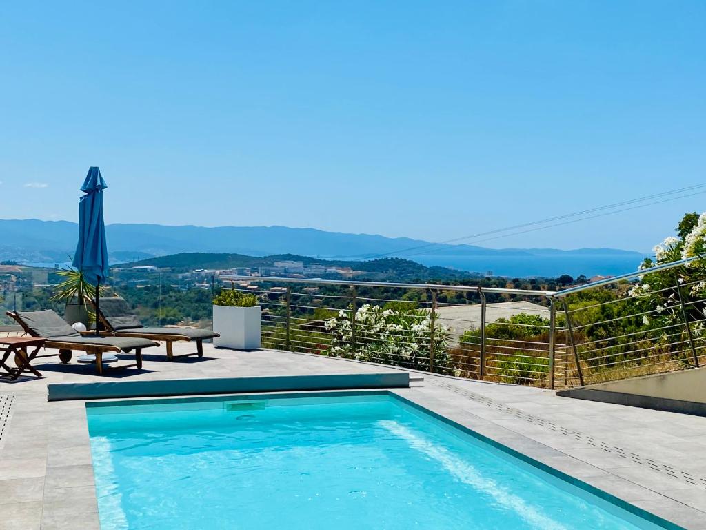 une piscine au sommet d'une maison dans l'établissement Villa Standing - Piscine et Vue Mer, à Alata