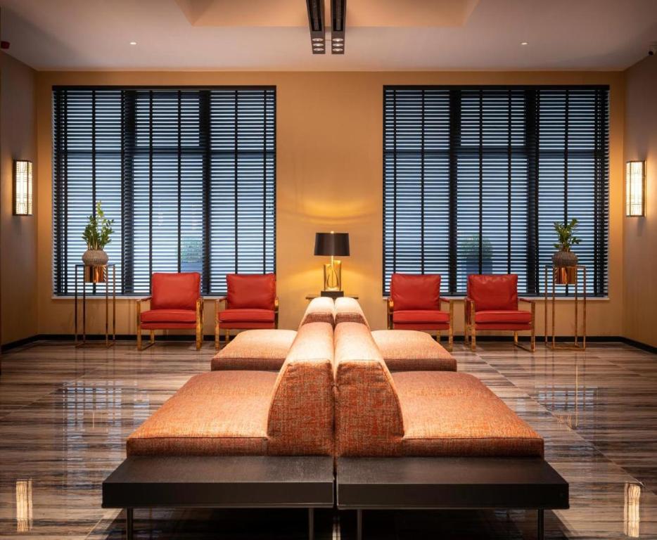 安特衛普的住宿－Hotel Jamingo，酒店客房带一张床、椅子和窗户