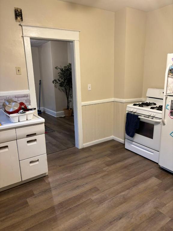 an empty kitchen with a stove and a refrigerator at Eclipse Quick Stay in Erie
