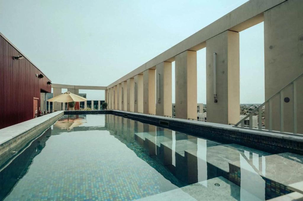 - une piscine sur le côté d'un bâtiment dans l'établissement JOST Auberge de Jeunesse Bordeaux Gare Saint Jean, à Bordeaux