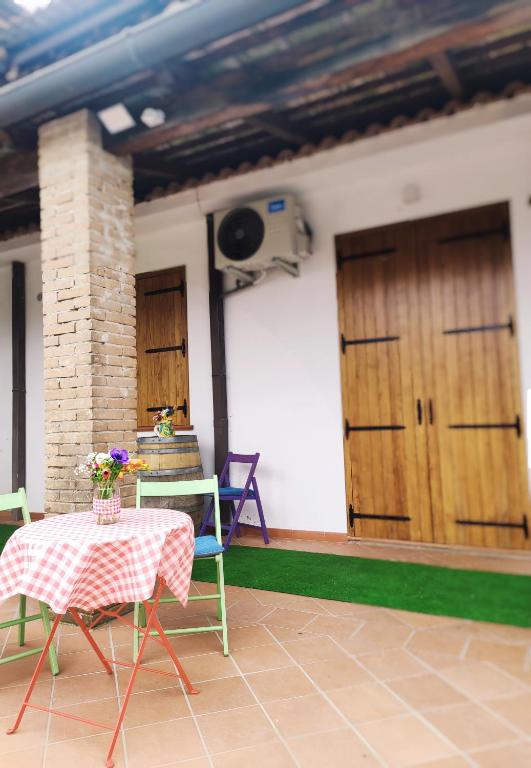 stół i krzesła w pokoju z dwoma drzwiami w obiekcie Casa Fasano Amalfi Coast w mieście Vietri sul Mare