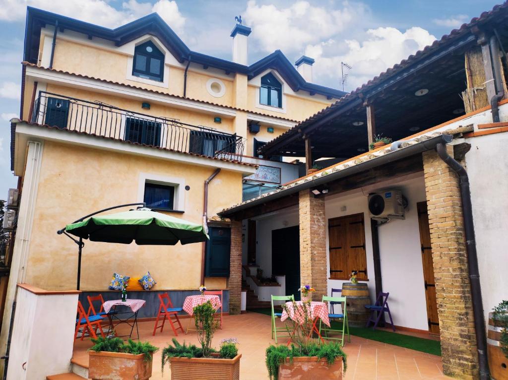 dom z patio ze stołem i parasolem w obiekcie Casa Fasano Amalfi Coast w mieście Vietri sul Mare