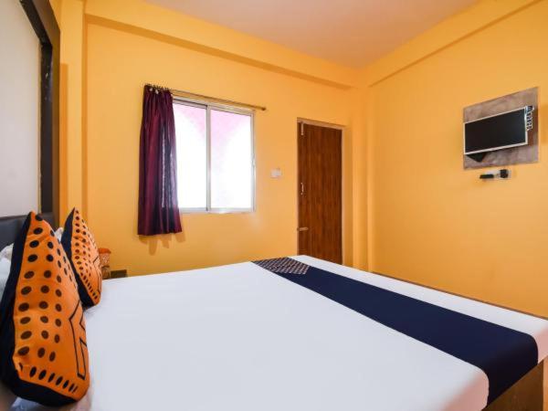een slaapkamer met 2 aparte bedden en een raam bij HOTEL K.K PALACE in Puri