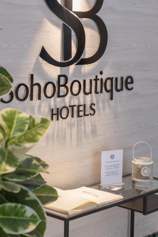 Certificado, premio, señal o documento que está expuesto en Soho Boutique Los Naranjos