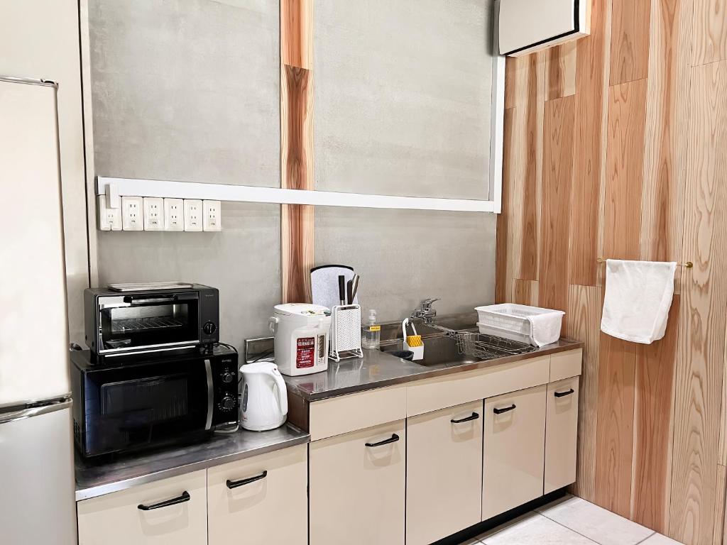 Kuchyň nebo kuchyňský kout v ubytování Hostel Miyagawa by Murasaki