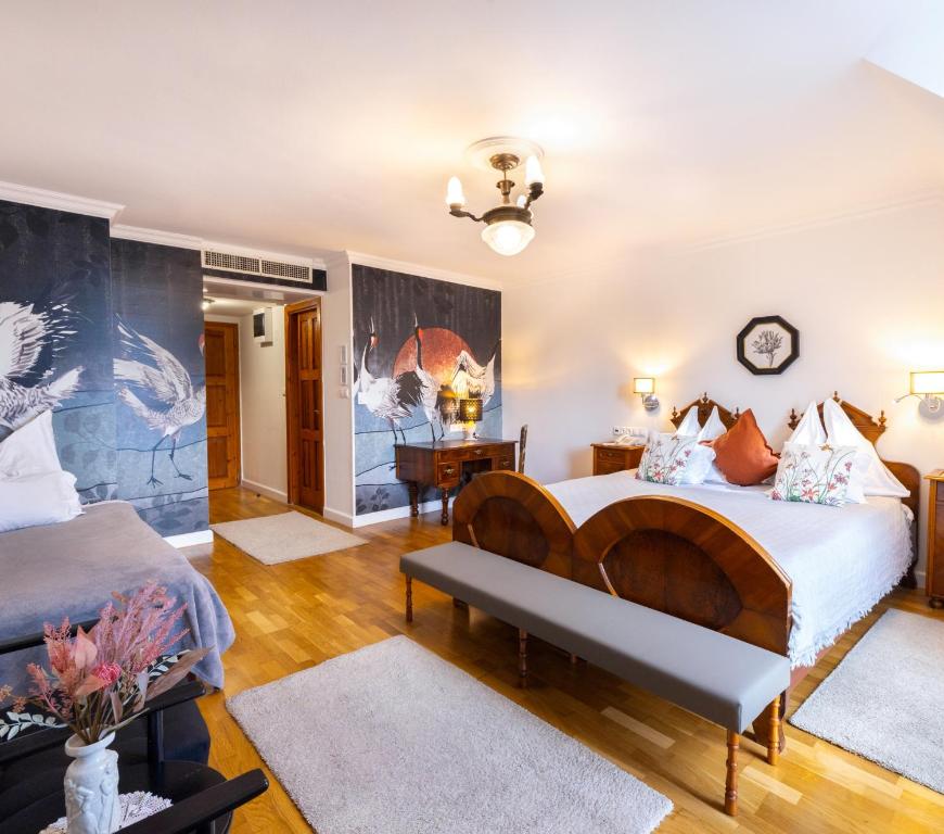 塞克什白堡的住宿－扎可薩精品酒店，一间卧室配有两张床和一张书桌