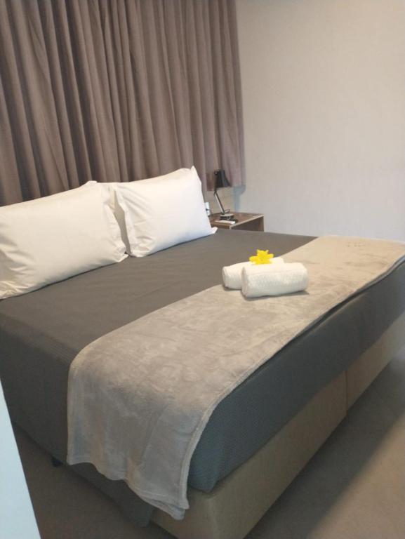 - un lit avec 2 serviettes dans l'établissement Hotel Cabana, à Caetanópolis