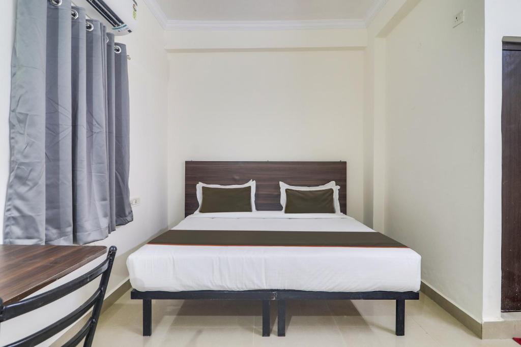 sypialnia z łóżkiem w pokoju w obiekcie OYO 81751 Hotel SBR Kondapur Near RTO office w mieście Hajdarabad