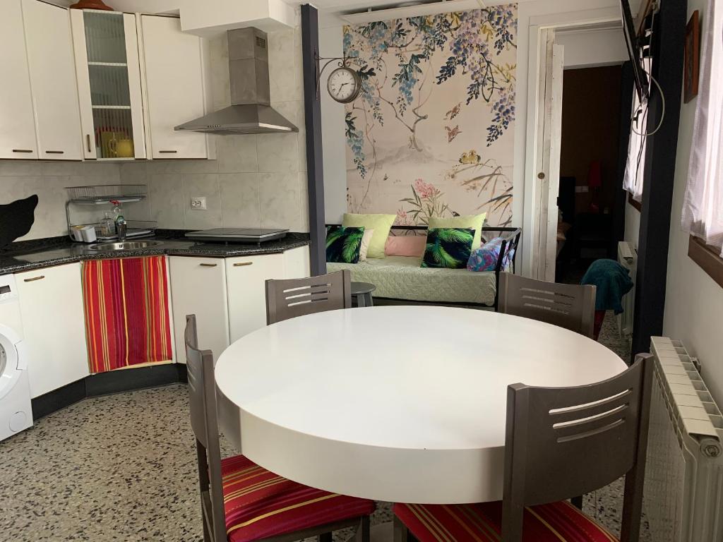 cocina con mesa blanca en una habitación en 6 Herriko Etxea Plaza, en Bera