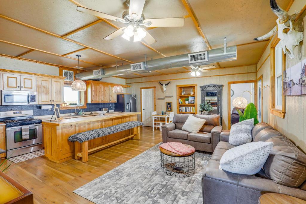 sala de estar con sofá y cocina en Barndominium McGregor Vacation Rental on 5 Acres, en McGregor