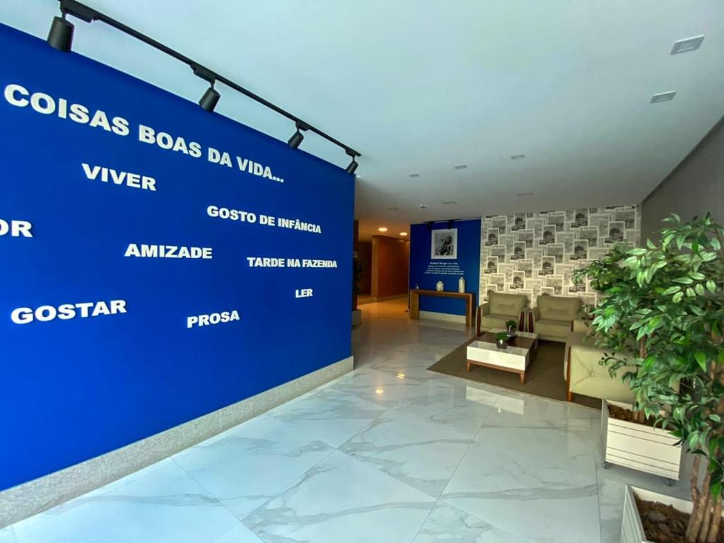 a lobby with a sign for the colosseas boxes da vinci at Ivana Imoveis - Grupo de Aptos Temporada - Praia do Morro in Guarapari