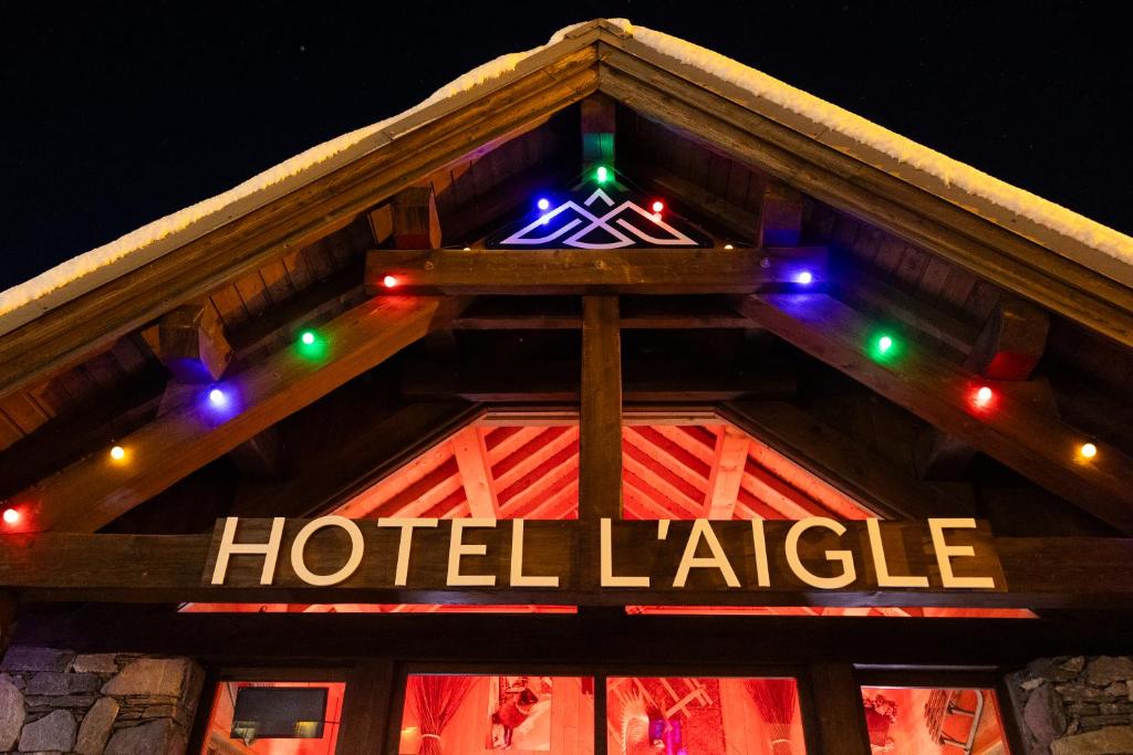 eine Hotellodge mit Weihnachtslichtern auf dem Dach in der Unterkunft Hotel l'Aigle in Valmeinier