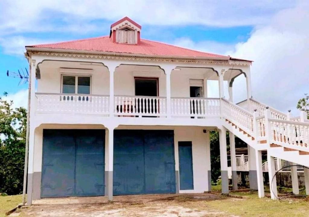 a white house with a red roof at Kaz'Bongo - Maison pour 6 en pleine nature in Capesterre-Belle-Eau