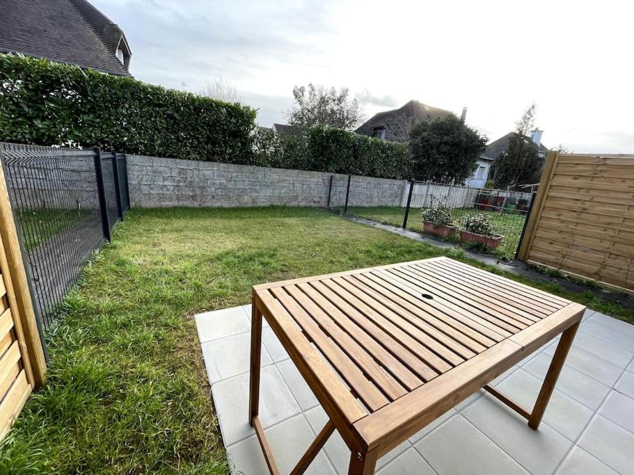 Zahrada ubytování Freesia, Maison neuve avec jardin et garage