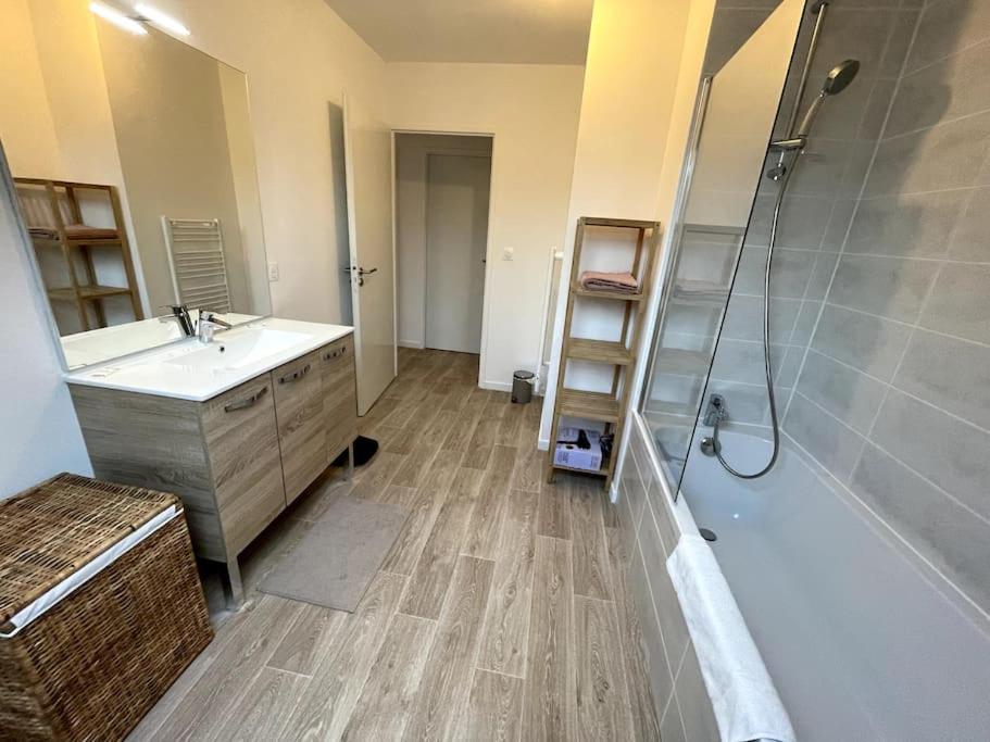 Koupelna v ubytování Freesia, Maison neuve avec jardin et garage