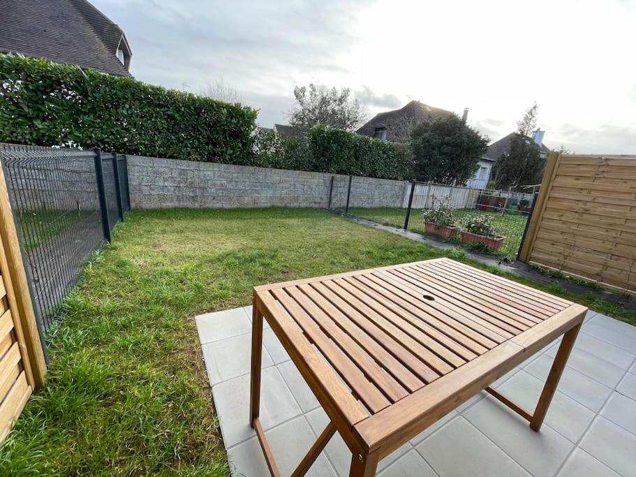 Zahrada ubytování Freesia, Maison neuve avec jardin et garage