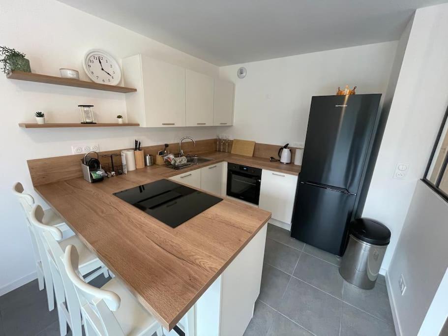 Kuchyň nebo kuchyňský kout v ubytování Freesia, Maison neuve avec jardin et garage