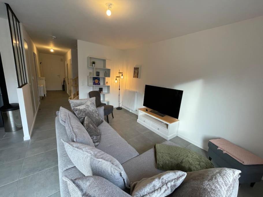 TV a/nebo společenská místnost v ubytování Freesia, Maison neuve avec jardin et garage