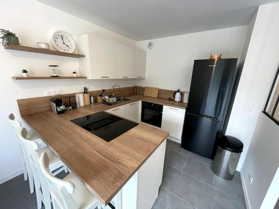 Kuchyň nebo kuchyňský kout v ubytování Freesia, Maison neuve avec jardin et garage