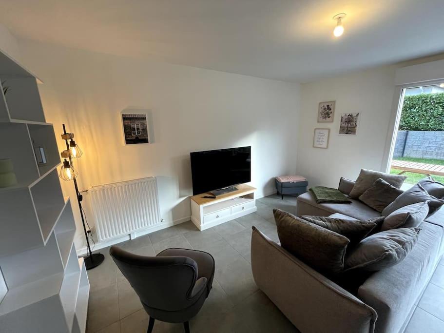 TV a/nebo společenská místnost v ubytování Freesia, Maison neuve avec jardin et garage