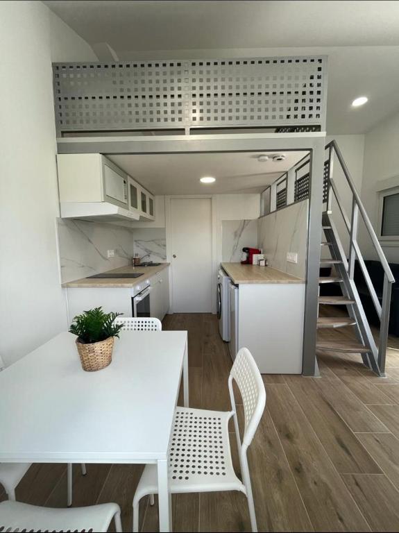 - une cuisine et une salle à manger avec une table et des chaises dans l'établissement Miniloft Baiona I, à Baiona