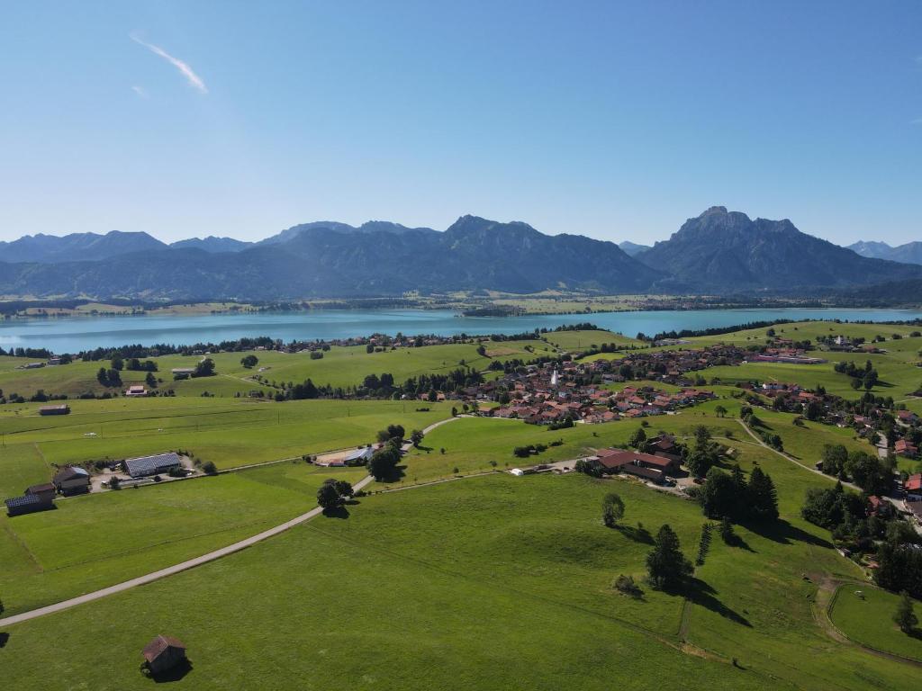 里登的住宿－Biohof Stöger，享有湖泊和山脉小镇的空中景致