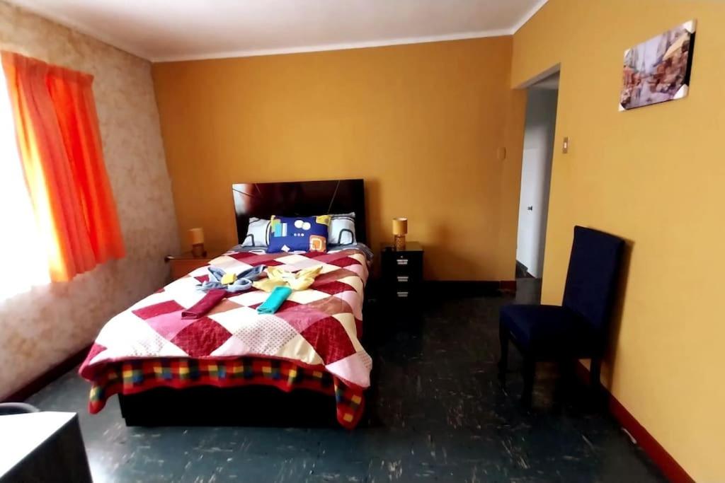 1 dormitorio con 1 cama con pared roja y amarilla en Apartamento privado en Pueblo Libre, en Lima