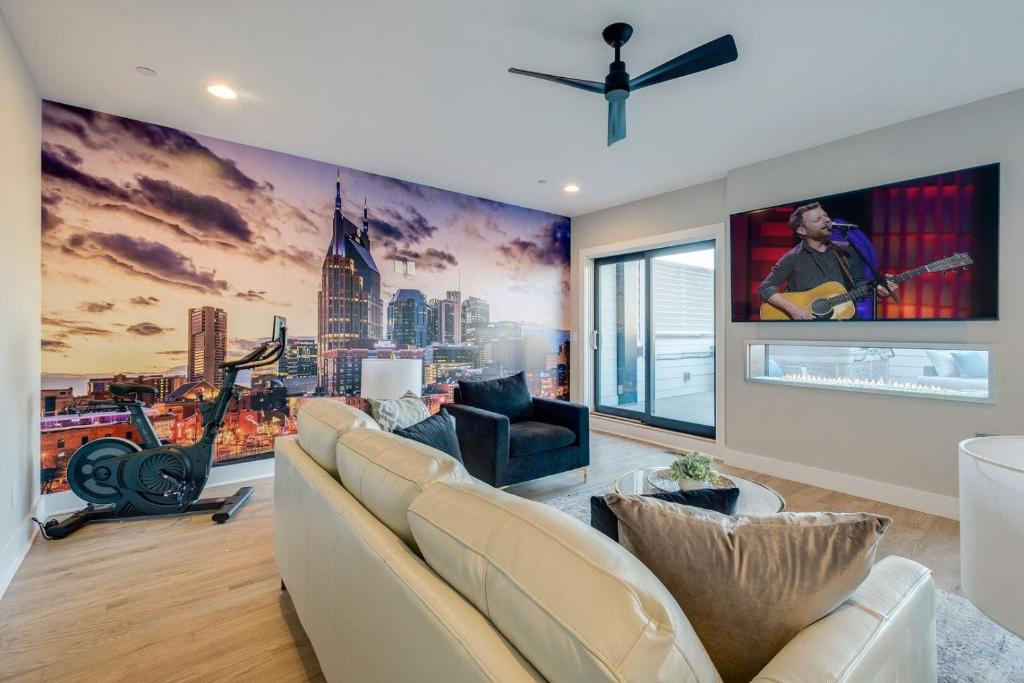 Picture of Triple Fret - 3 Townhomes - Rooftop Hot Tub, Nashville (updated prices ...