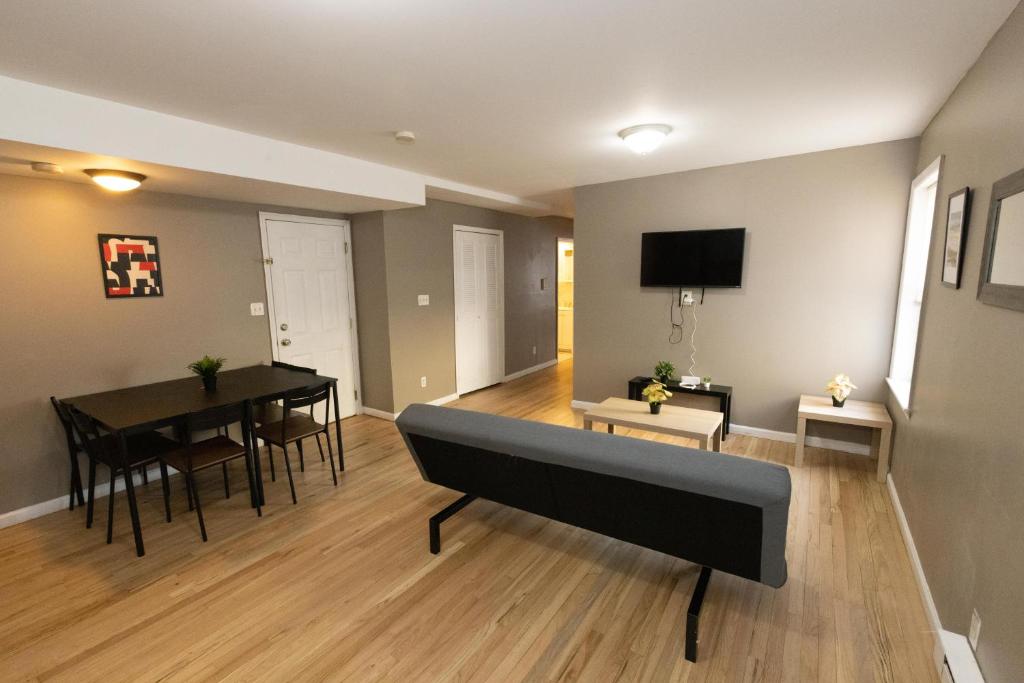 A seating area at 2-Bed Stylish Space mins to NYC