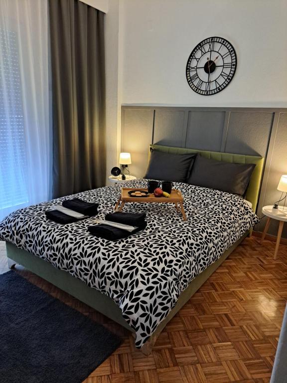 En eller flere senge i et værelse på Stylish City Center Apartment