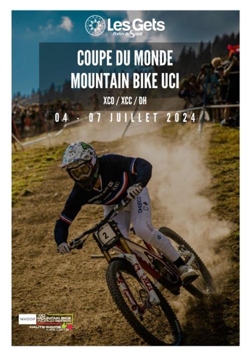 a man riding a bike on a dirt road at GESPERE LE STELLA in Les Gets