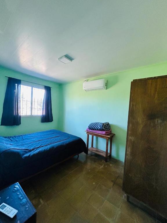 um quarto com uma cama, uma janela e uma mesa em Casa de Campo em San Pedro