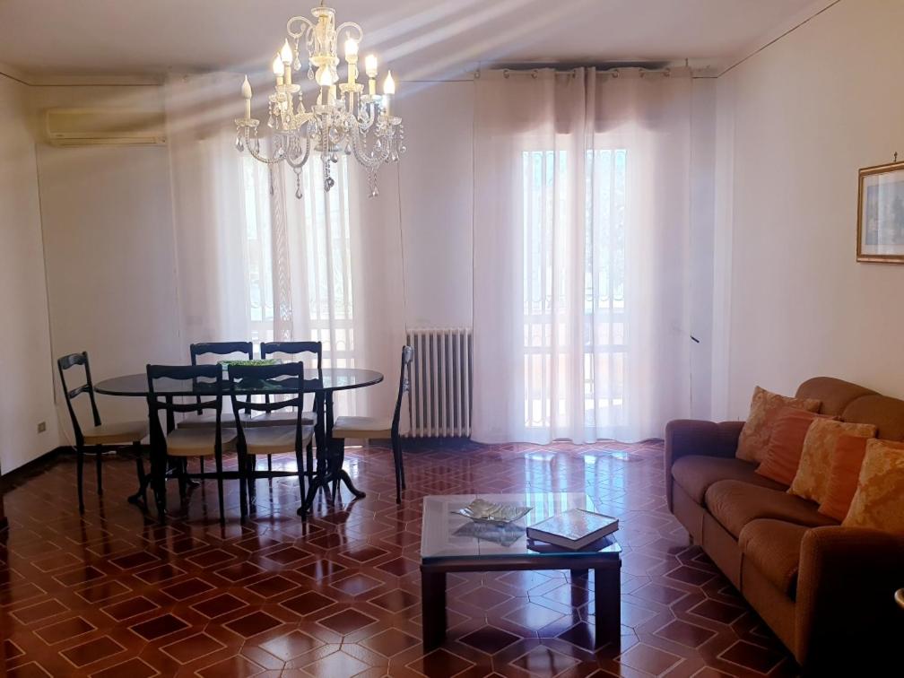 uma sala de estar com uma mesa e um sofá em Appartamento Italia, Centro Città em Gallipoli