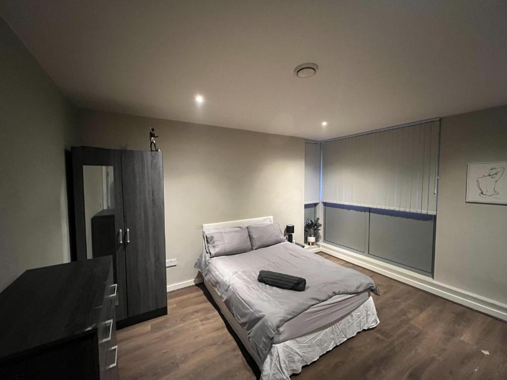 1 dormitorio con 1 cama y TV en Beautiful 1-Bed Apartment in Liverpool en Liverpool