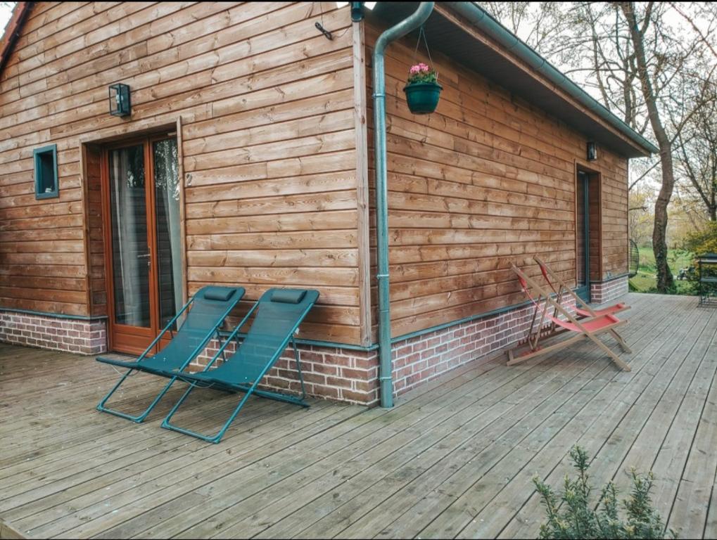 dos sillas en una terraza junto a una casa en La petite forêt en Mons-Boubert