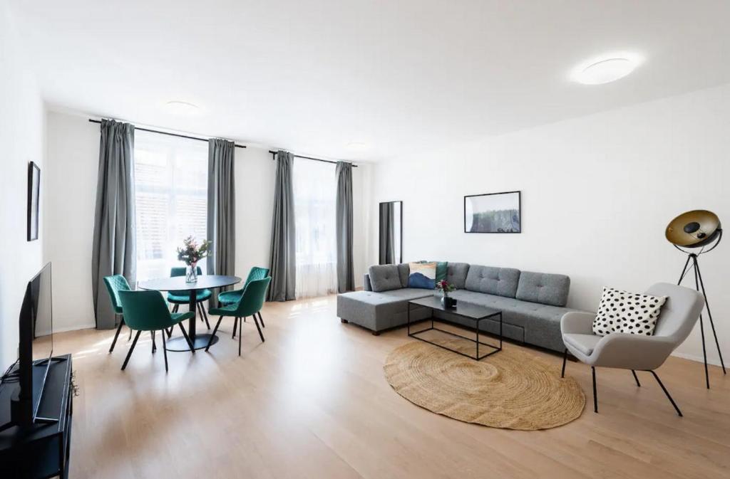 un soggiorno con divano, tavolo e sedie di Appartamento a Soria a Soria