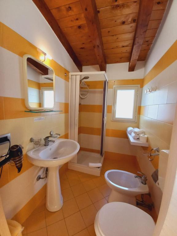 a bathroom with a sink and a shower and a toilet at B&B L'Antica Torre in Pozzallo