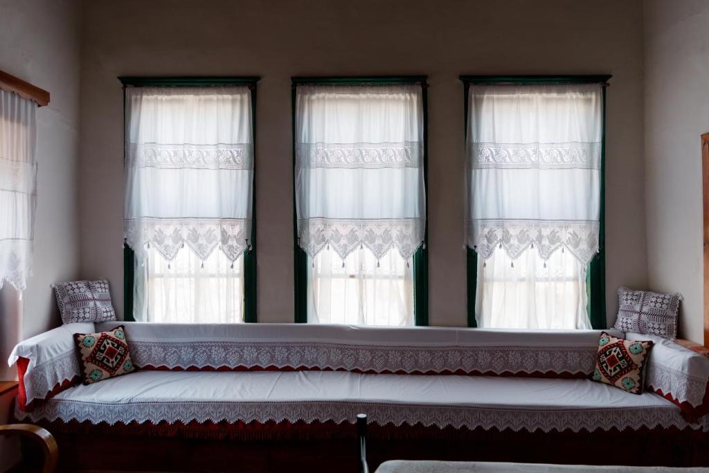 ジロカストラにあるGuestHouse 1805の窓付きの客室の大型ベッド1台分です。