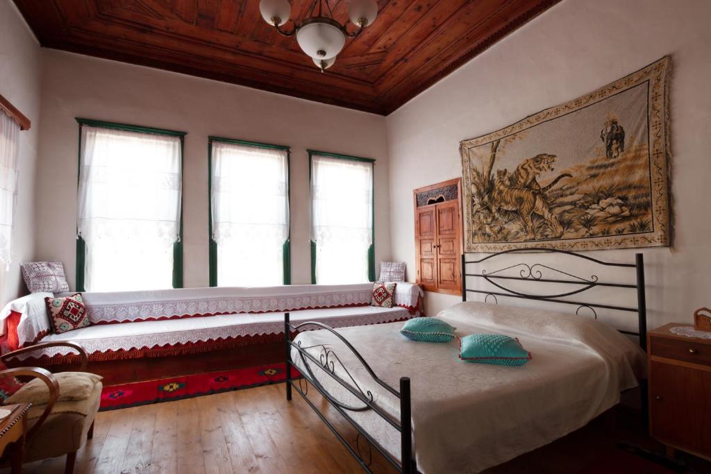 - un salon avec deux lits et un canapé dans l'établissement GuestHouse 1805, à Gjirokastër