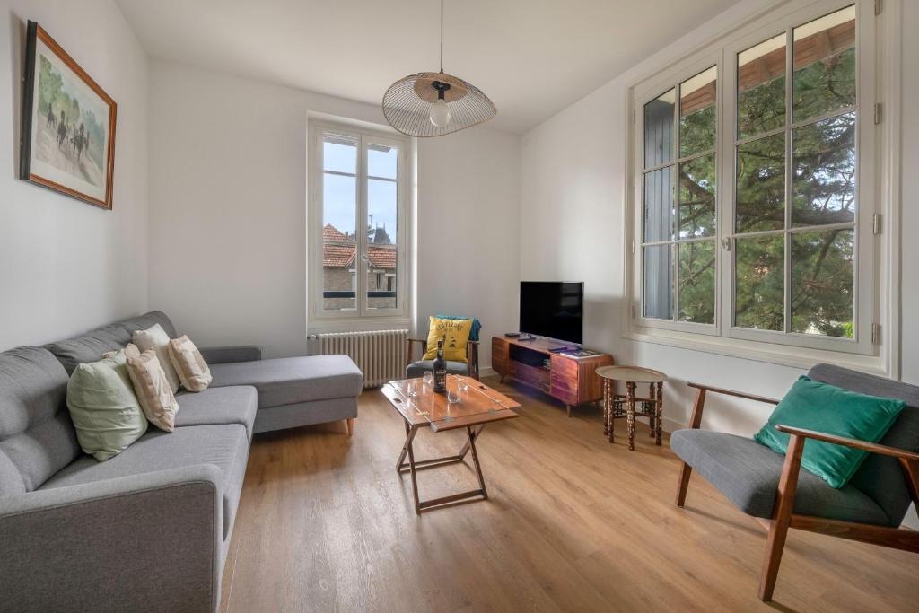 un salon avec un canapé et une table dans l'établissement Pause détente et plage à la Baule-Escoublac, à La Baule