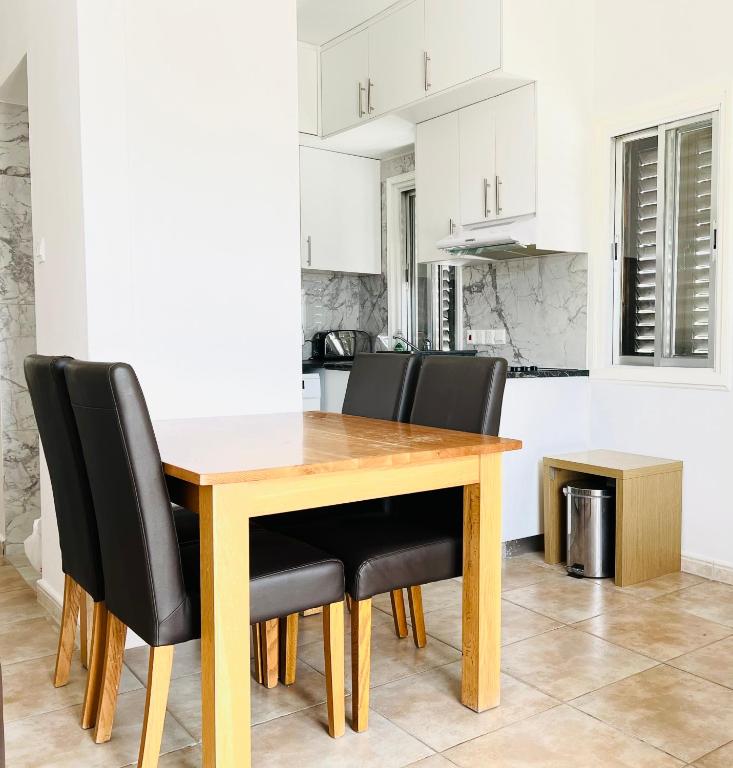 Kuchyň nebo kuchyňský kout v ubytování Cosy Sunny One Bedroom Apartment