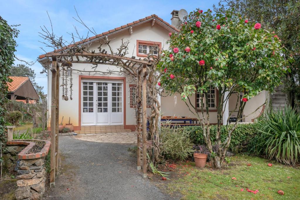 an archway in front of a house with a tree at Maison pour 8 - proche plages in Mindin