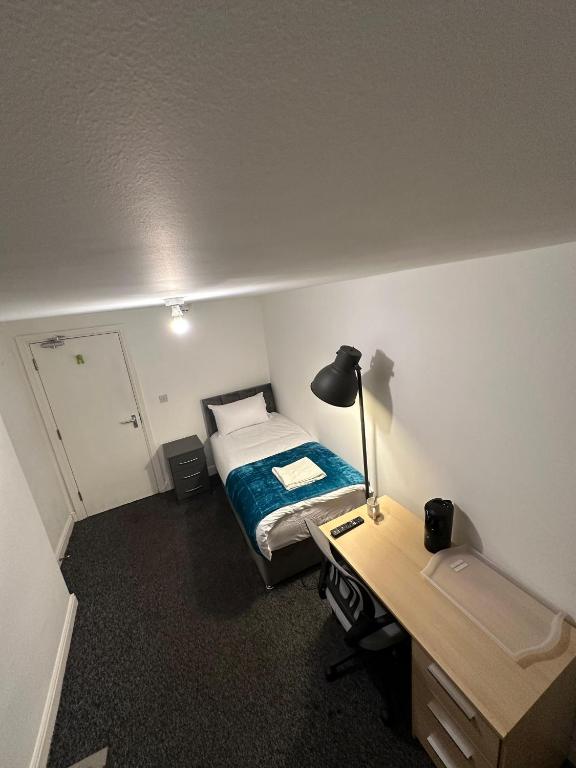 Postel nebo postele na pokoji v ubytování Macclesfield Lodge