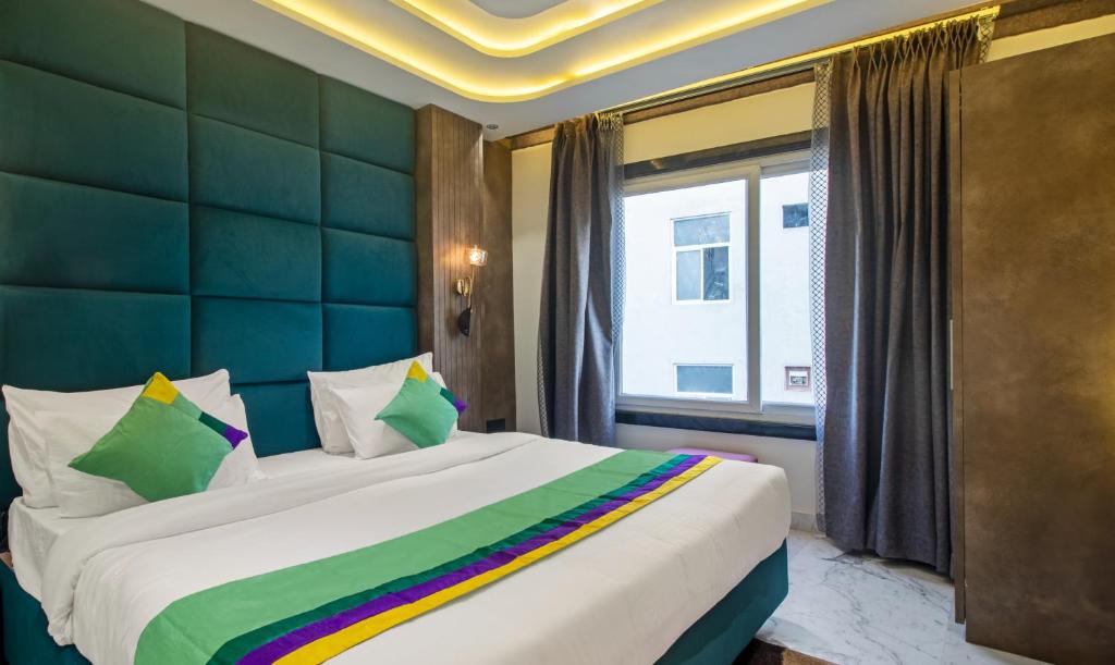 Postel nebo postele na pokoji v ubytování Treebo Taj Dream Agra