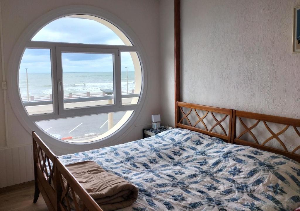 Postel nebo postele na pokoji v ubytování Appartement face mer