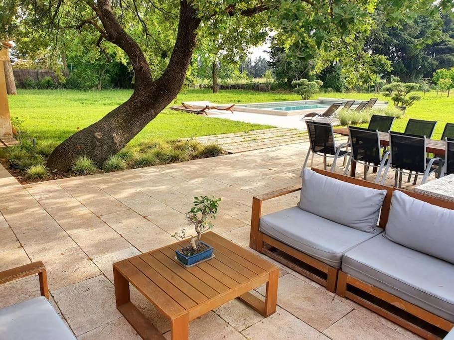 d'une terrasse avec un canapé et une table basse. dans l'établissement Mas du 19eme dans le luberon, à Robion