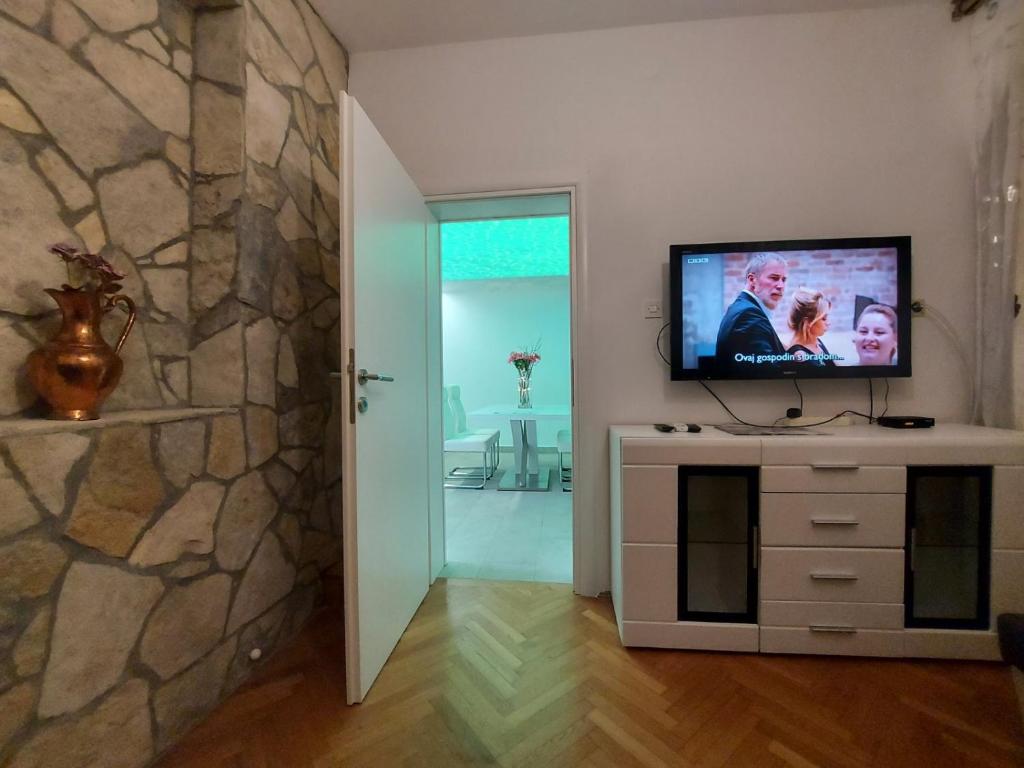 Televízia a/alebo spoločenská miestnosť v ubytovaní Beach Villa Baška