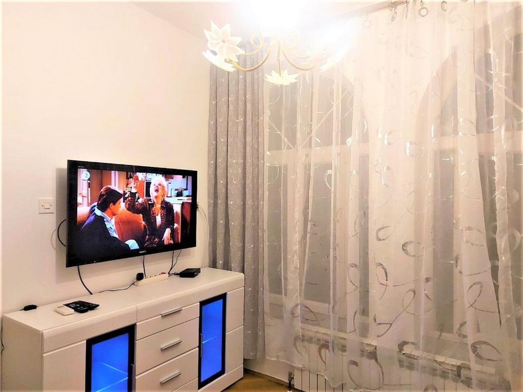 Televízia a/alebo spoločenská miestnosť v ubytovaní Beach Villa Baška